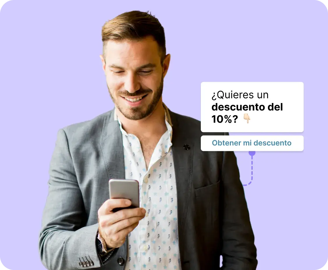 chico mirando mensajes de whatsapp en su celular